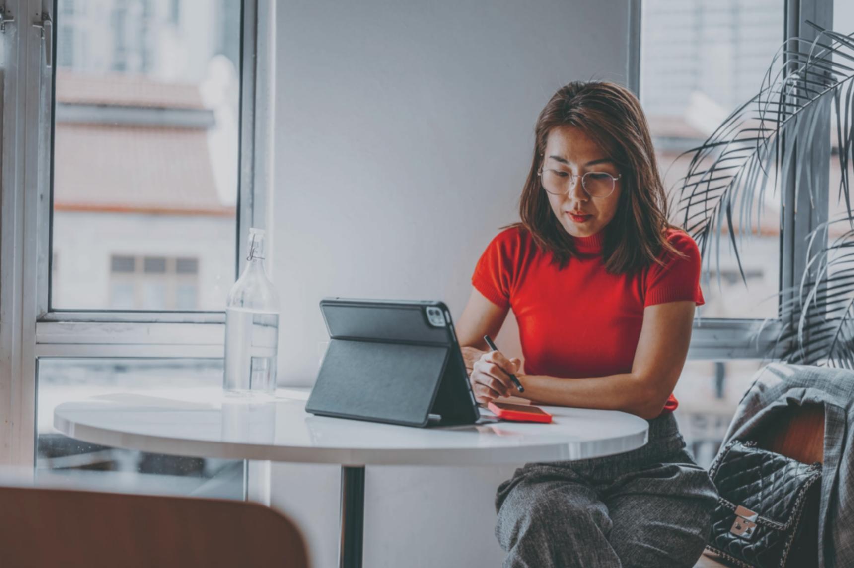 Estudiantes compartiendo experiencias sobre educación financiera