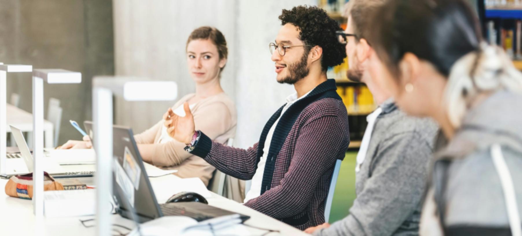Estudiantes aprendiendo sobre planes de ahorro