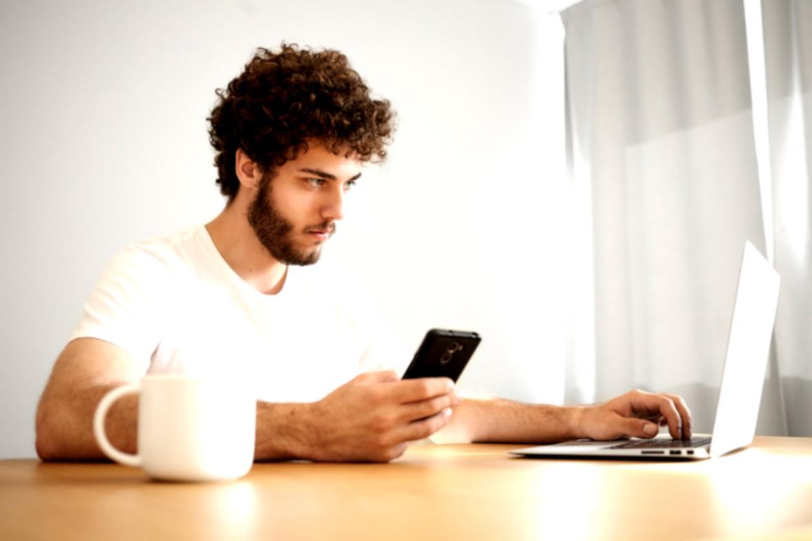 Estudiante trabajando en plan de ahorro personal