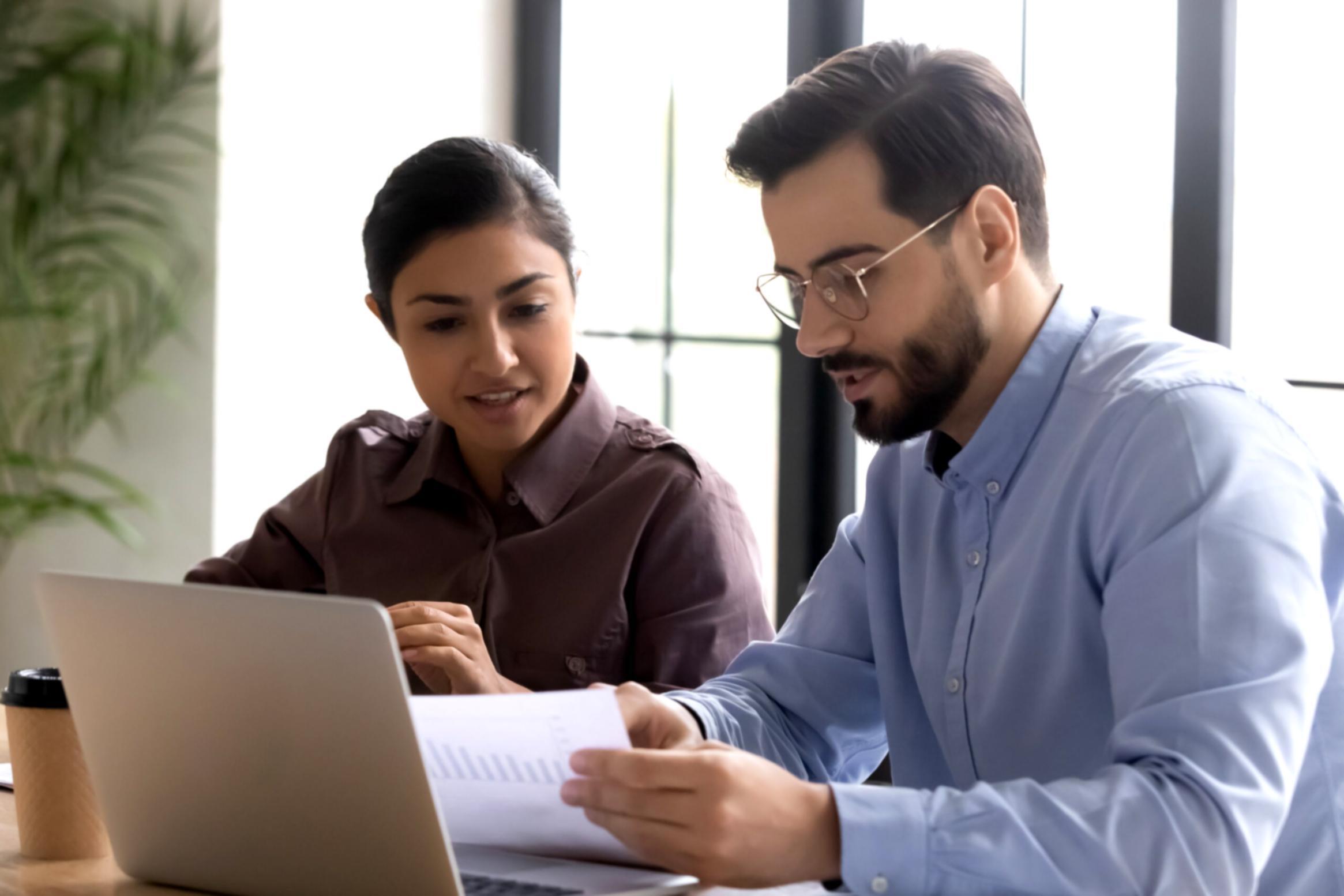 Persona estudiando de forma independiente